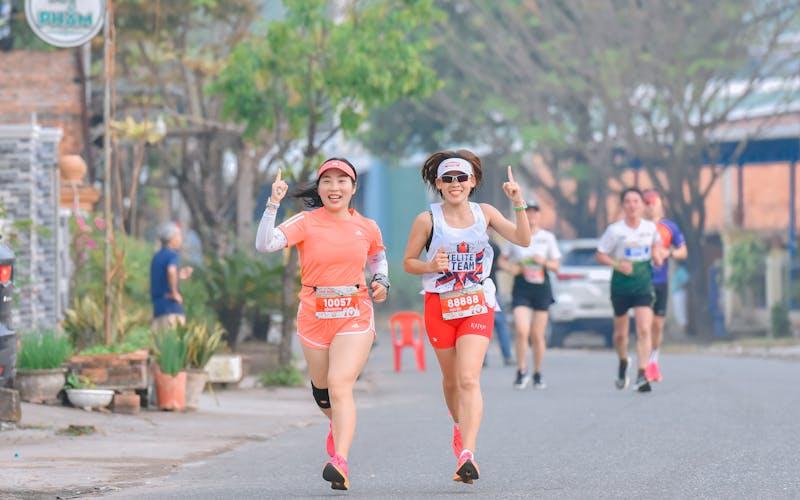Coureuses en compétition lors d'une course féminine en extérieur