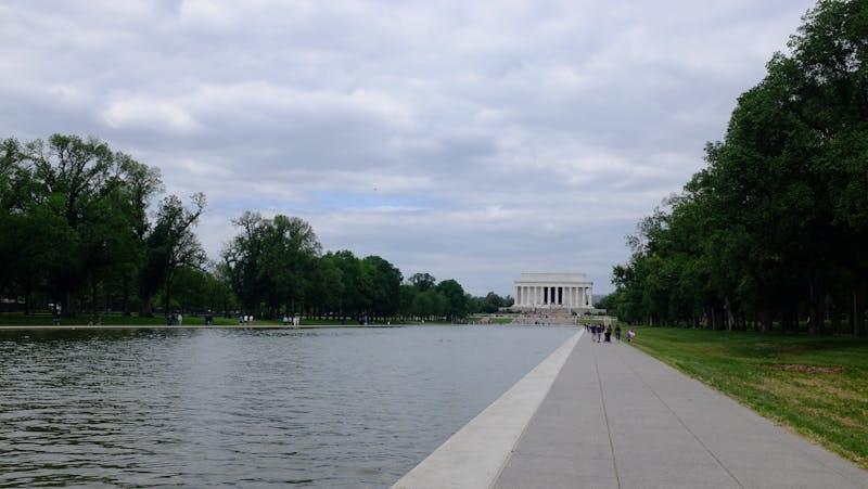 Coureurs franchissant la ligne d'arrivée ensemble