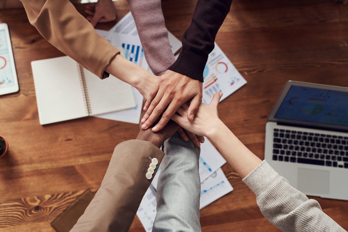 Groupe de personnes connectées et engagées