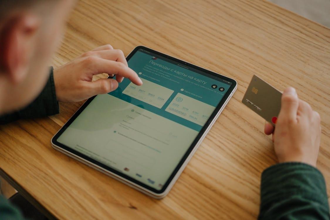 Personne utilisant une tablette tactile, comparaison des canaux de communication associatifs