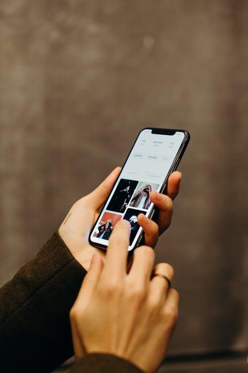 Personne utilisant une application mobile sur son smartphone