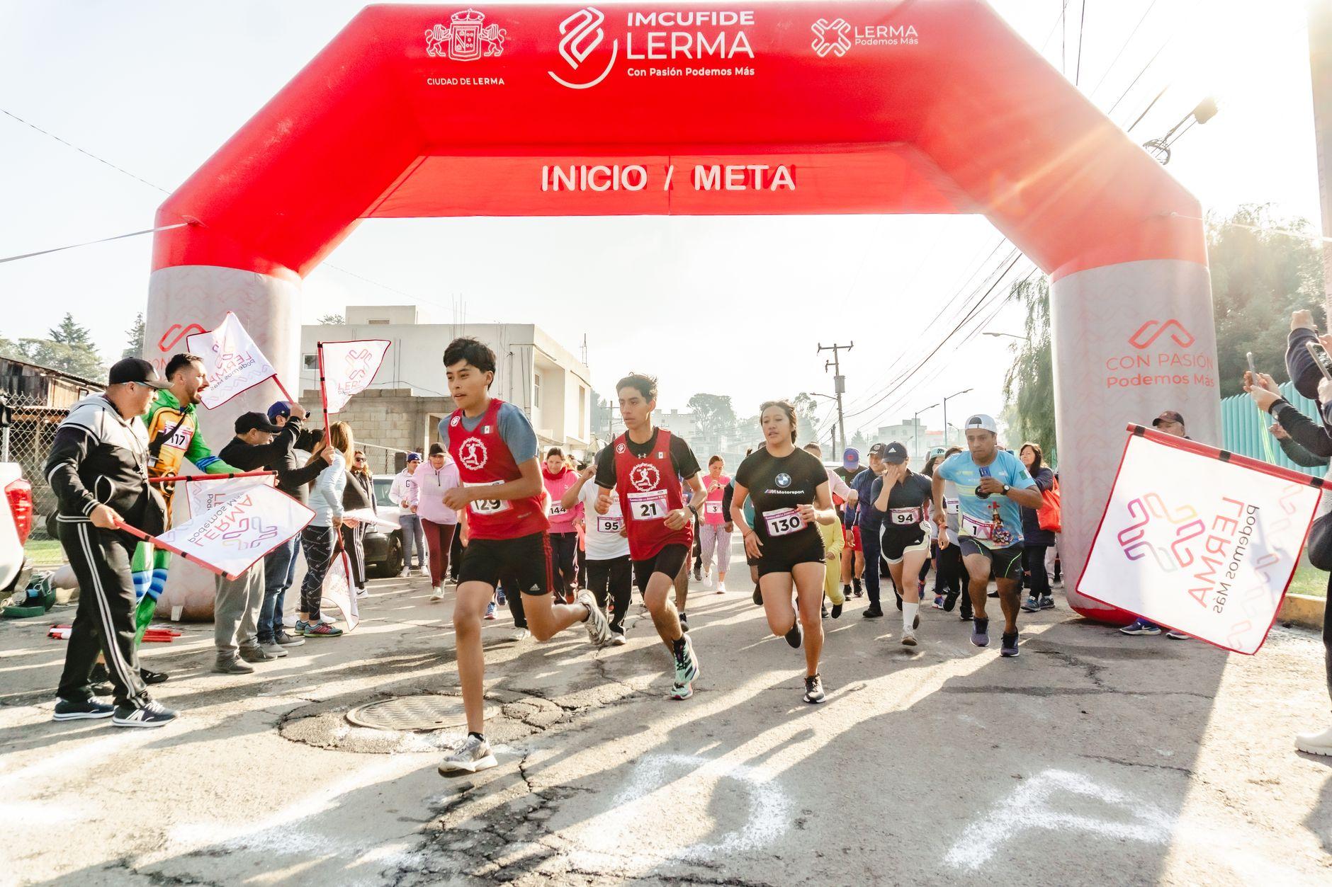 Coureurs franchissant la ligne de départ officielle lors d une course à pied