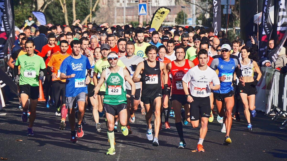 Coureurs photographiés lors d'un marathon en pleine ville