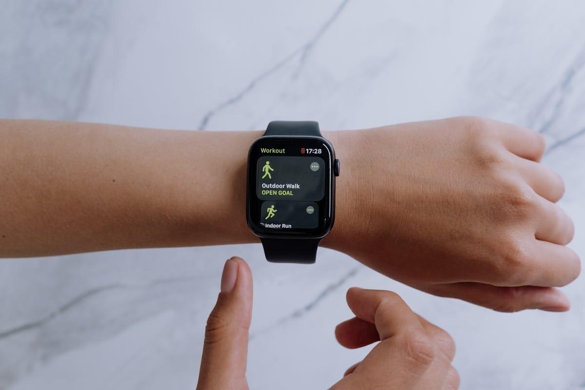 Coureur portant une montre connectée affichant ses données sportives