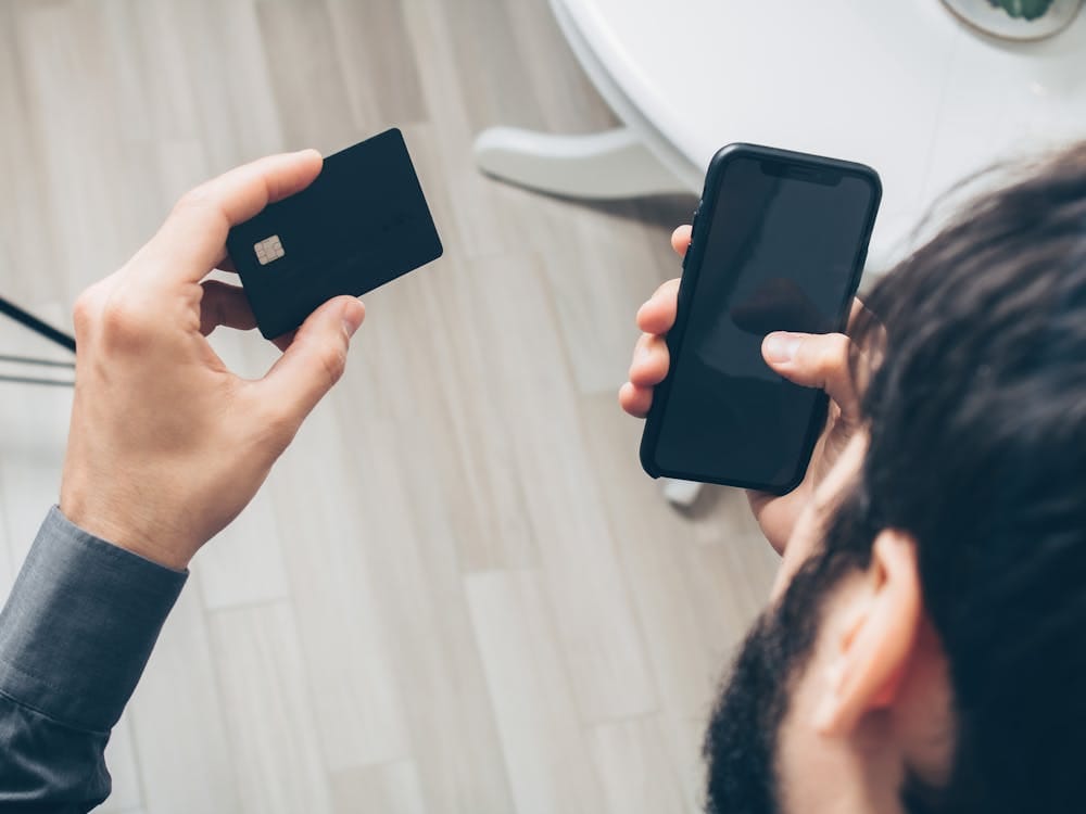 Commerçant consultant les notifications sur son smartphone