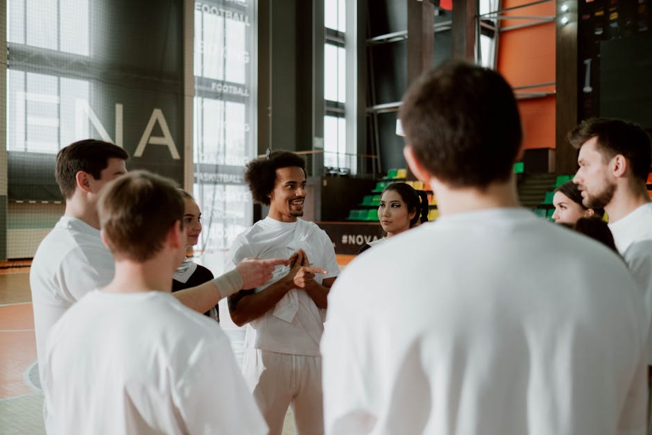 Groupe d'athlètes réunis en cercle dans une salle de sport