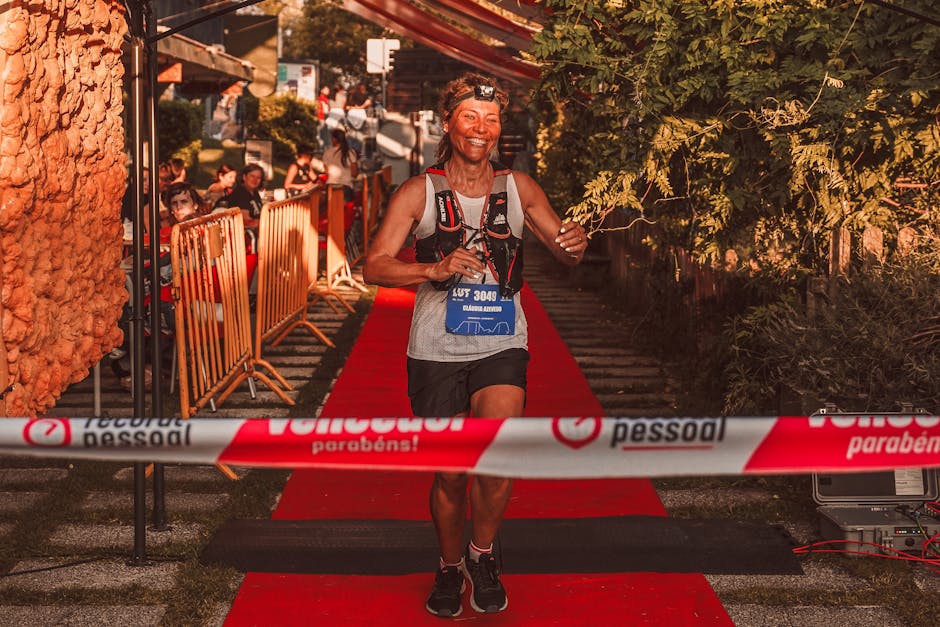 Coureuse franchissant la ligne d arrivée avec le sourire